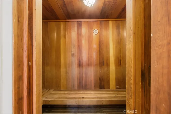 2 Dry Sauna's in club house.