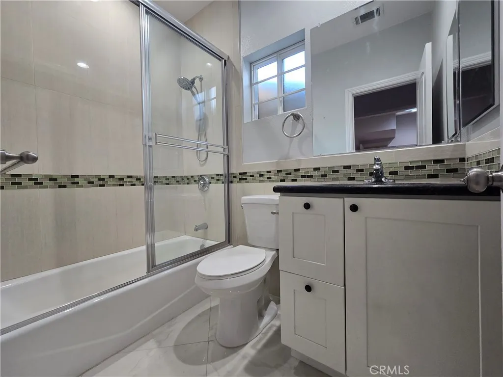 Bonus room full en suite bath