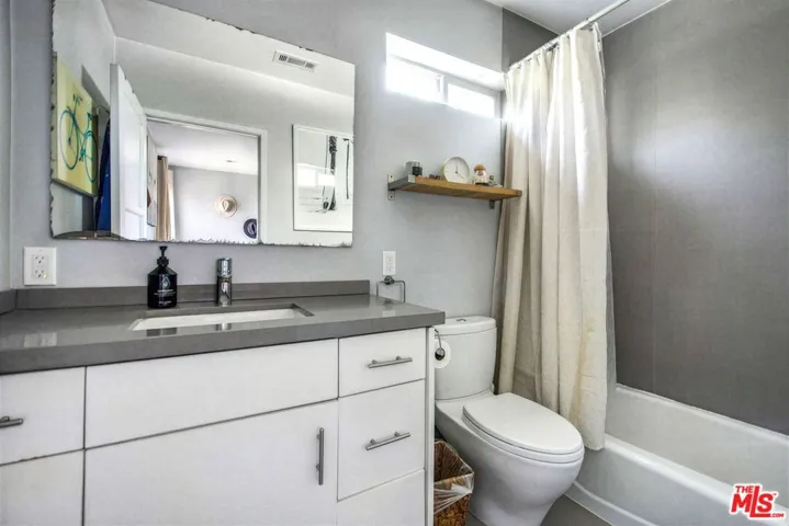 2702 Thurman Avenue, Los Angeles, California 90016