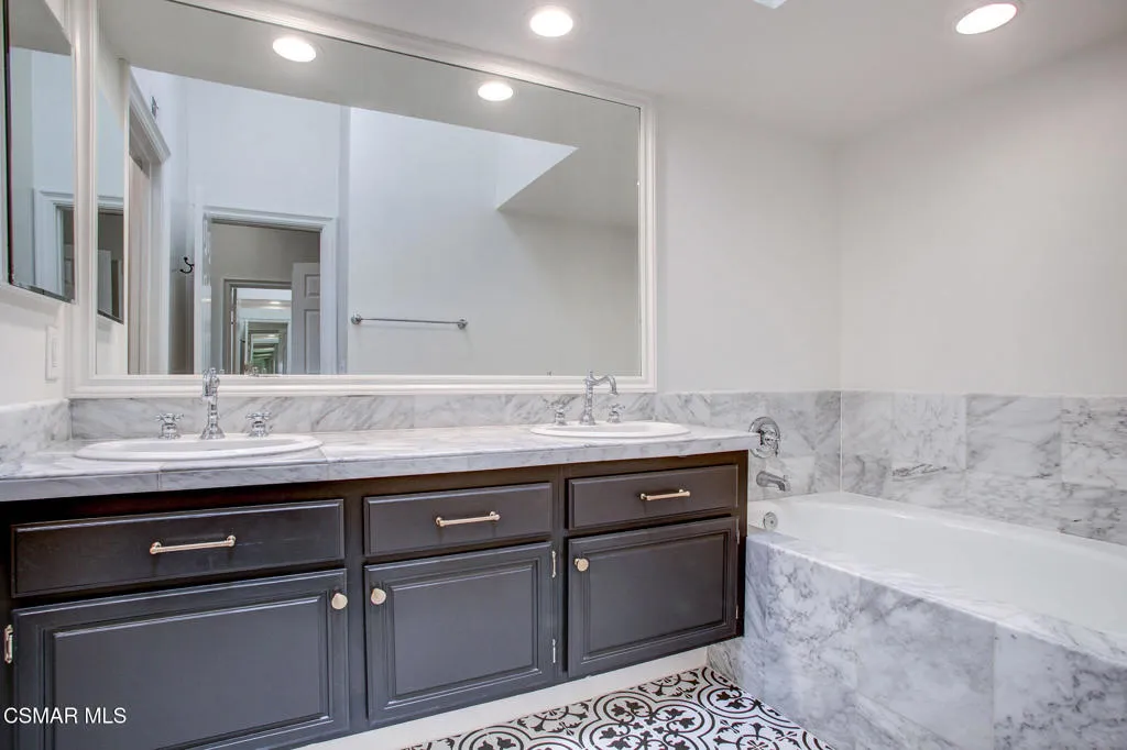 Lexington Primary Bath 2