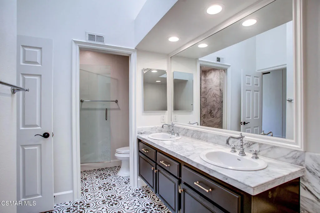 Lexington Primary Bath