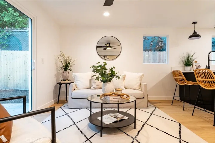1189 Crehnshaw, Los Angeles, California 90019