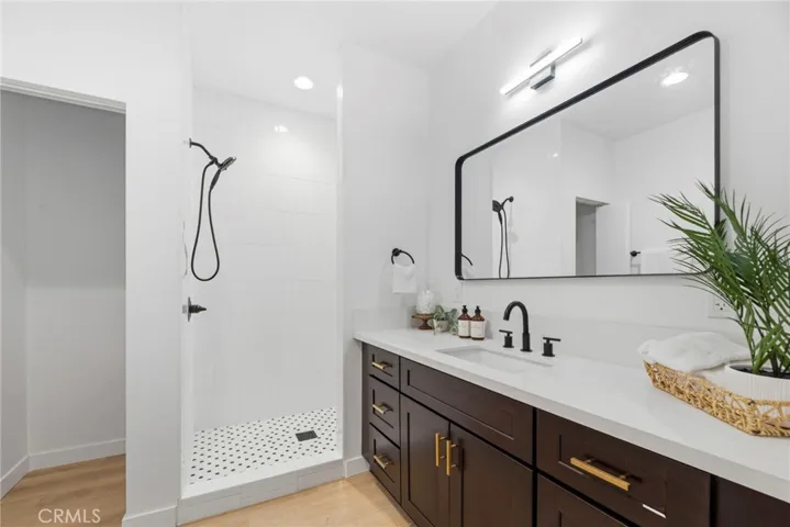 1189 Crehnshaw, Los Angeles, California 90019