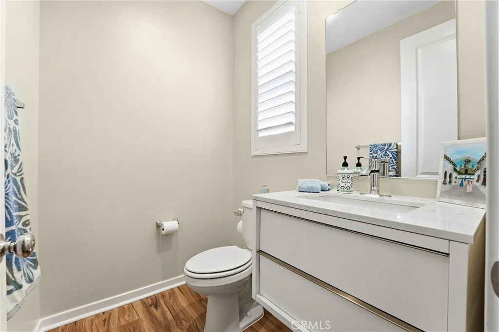 Second level powder bath with floating sink
