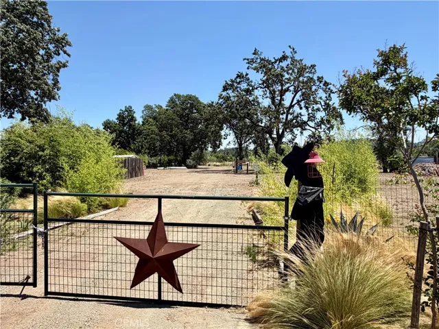 Gate to side yard