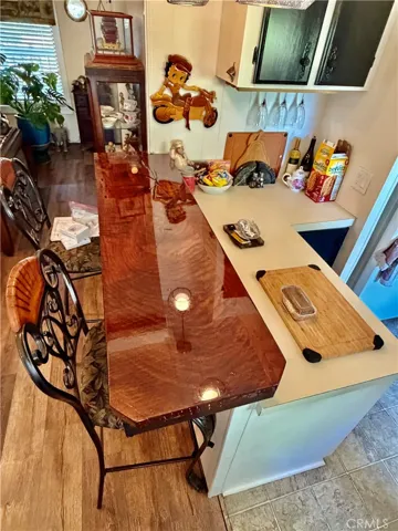 BEAUTIFUL WOOD COUNTER TOP TO BREAKFAST BAR.