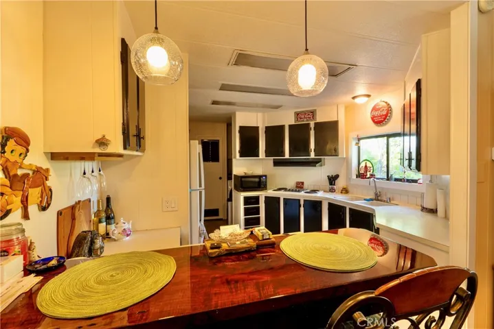 KITCHEN AND BREAKFAST BAR