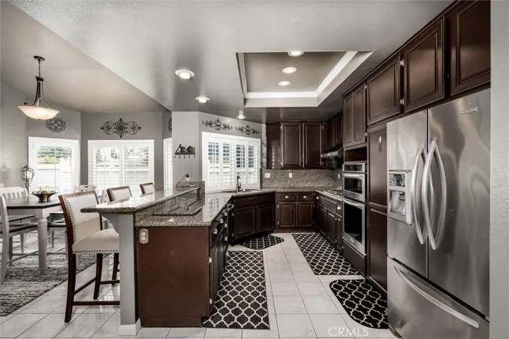 Kitchen & Breakfast Bar.