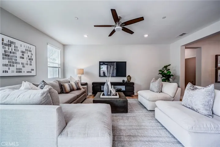 159 Newington, Irvine, California 92618