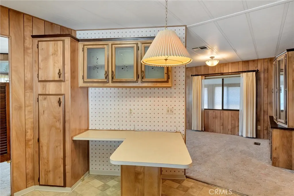 Peninsula for additional informal dining or entertaining