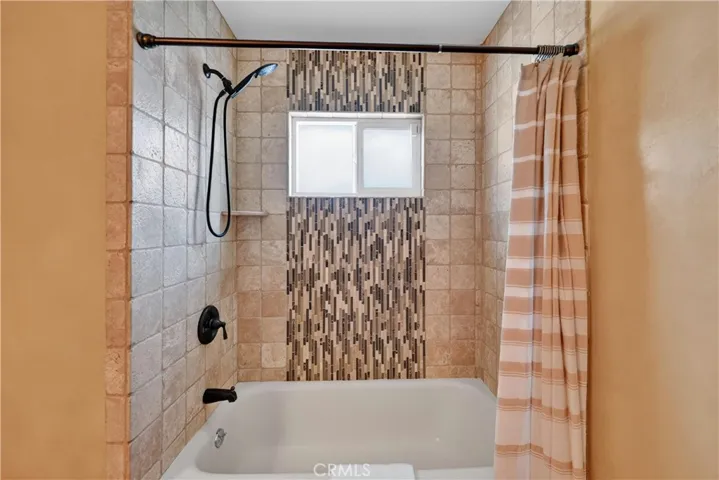 Tub/Shower in the Hallway Bathroom