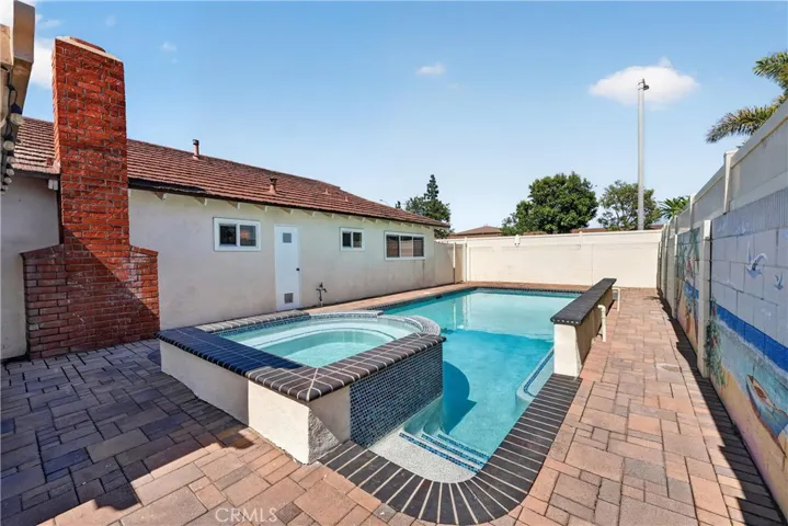 Gorgeous Pool with Jacuzzi