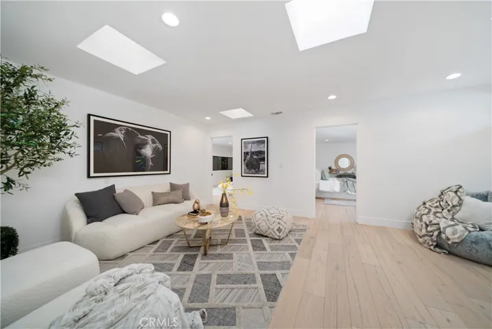 5265 Del Moreno Drive, Woodland Hills, California 91364