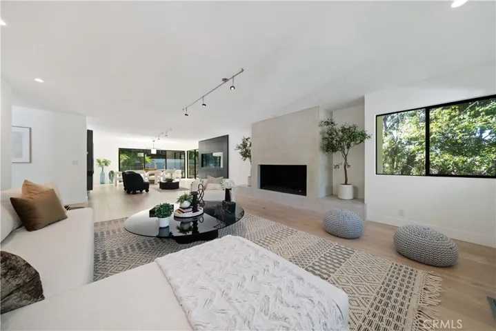 5265 Del Moreno Drive, Woodland Hills, California 91364