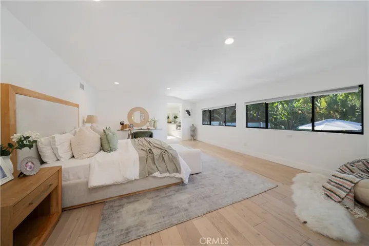 5265 Del Moreno Drive, Woodland Hills, California 91364