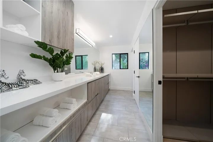 5265 Del Moreno Drive, Woodland Hills, California 91364