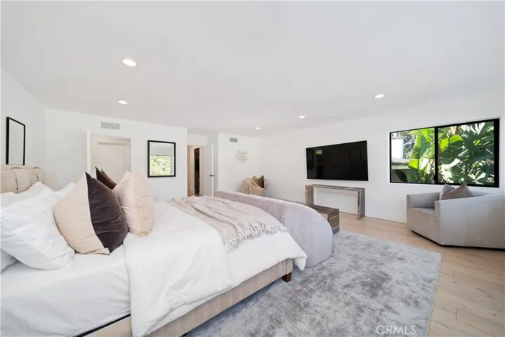 5265 Del Moreno Drive, Woodland Hills, California 91364