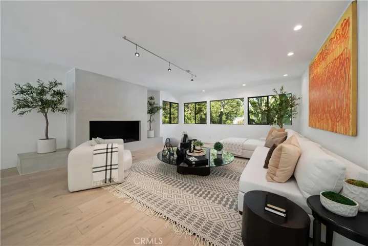 5265 Del Moreno Drive, Woodland Hills, California 91364