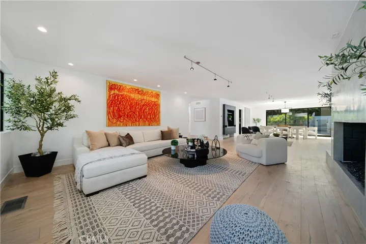 5265 Del Moreno Drive, Woodland Hills, California 91364