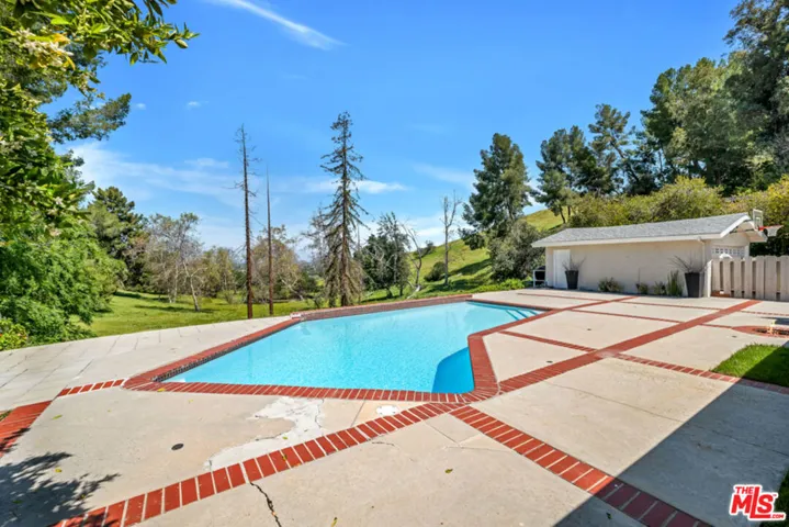 20859 Exhibit Place, Woodland Hills, California 91367