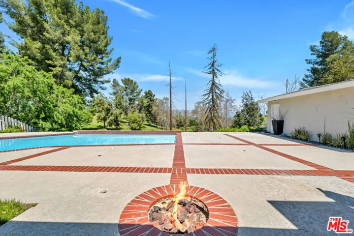 20859 Exhibit Place, Woodland Hills, California 91367