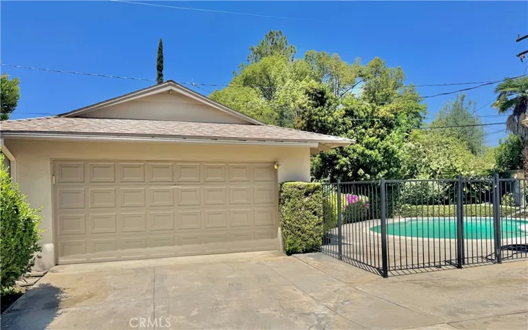 Detached garage