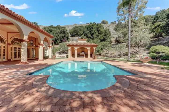 ENTERTAINERS' BACKYARD OASIS