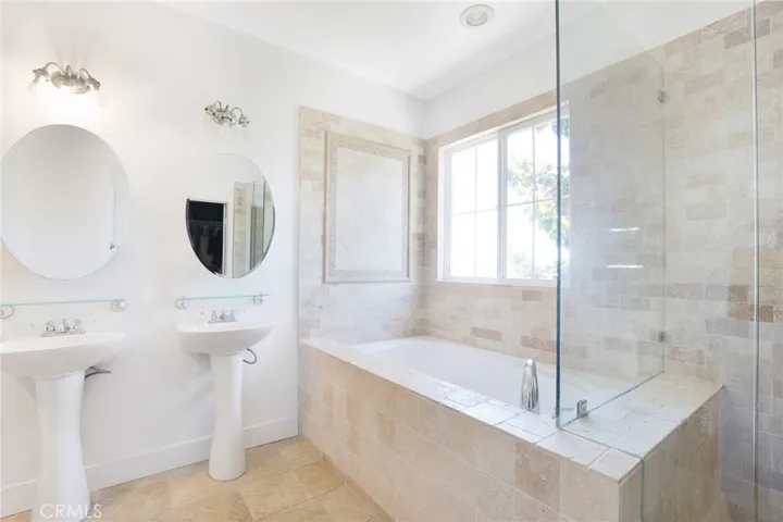 Large soaking tub ~