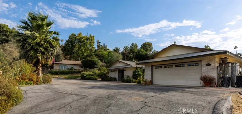 minor digitally altered to show the home cleared from personal belongings