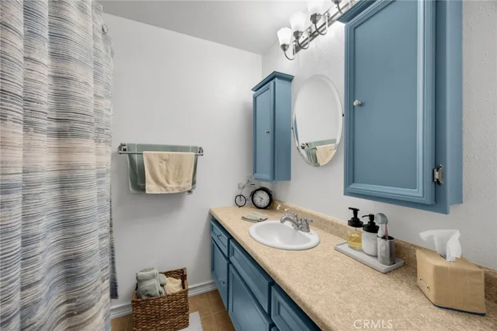Upstairs full bathroom
