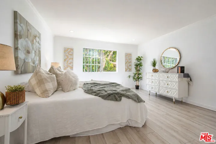 4249 Longridge Avenue 209, Studio City, California 91604