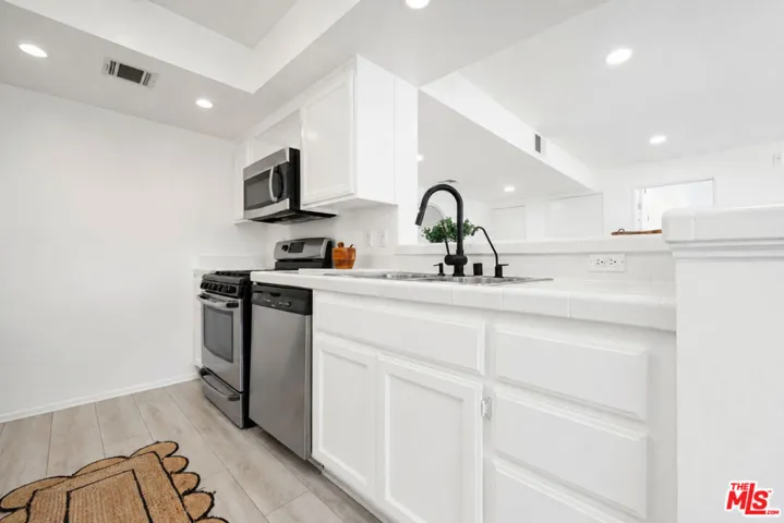 4249 Longridge Avenue 209, Studio City, California 91604
