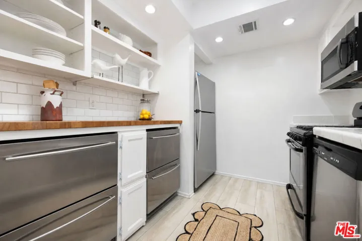4249 Longridge Avenue 209, Studio City, California 91604