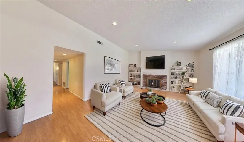 Photos may include virtual staging and / or alternation for visualization purposes.