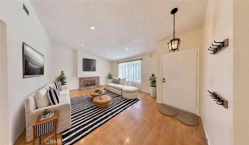 Photos may include virtual staging and / or alternation for visualization purposes.