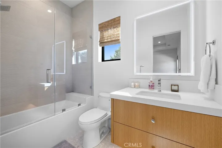 Guest bath, ensuite