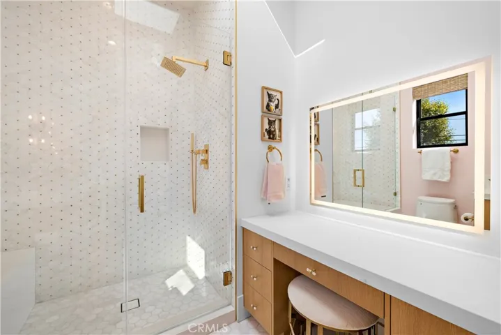 Second level onsuite bath
