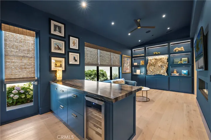 Den/Loung with fully equiped wet bar, fireplace and flat screen TV