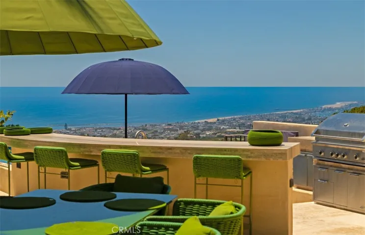 Outdoor kitchen and bar