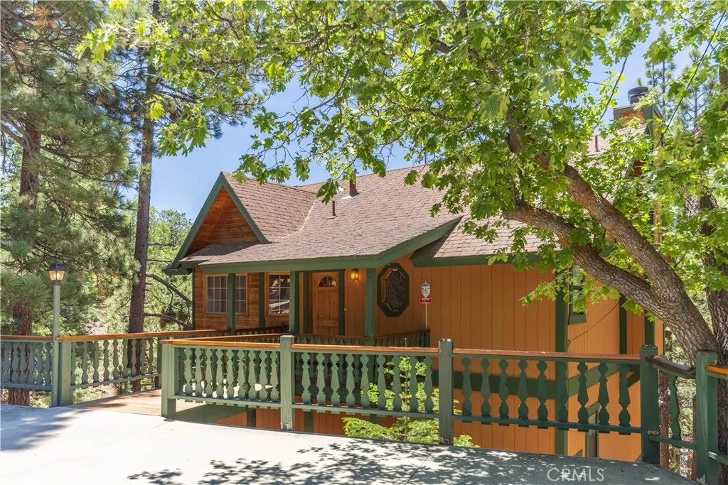 696 Menlo Dr