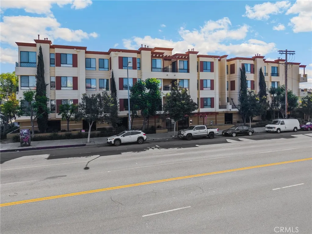 6938 Laurel Canyon #303