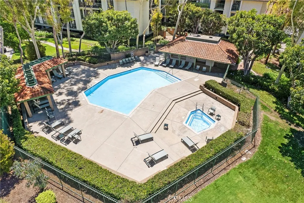 Presort style amenities with pool, spa, tennis and pickleball