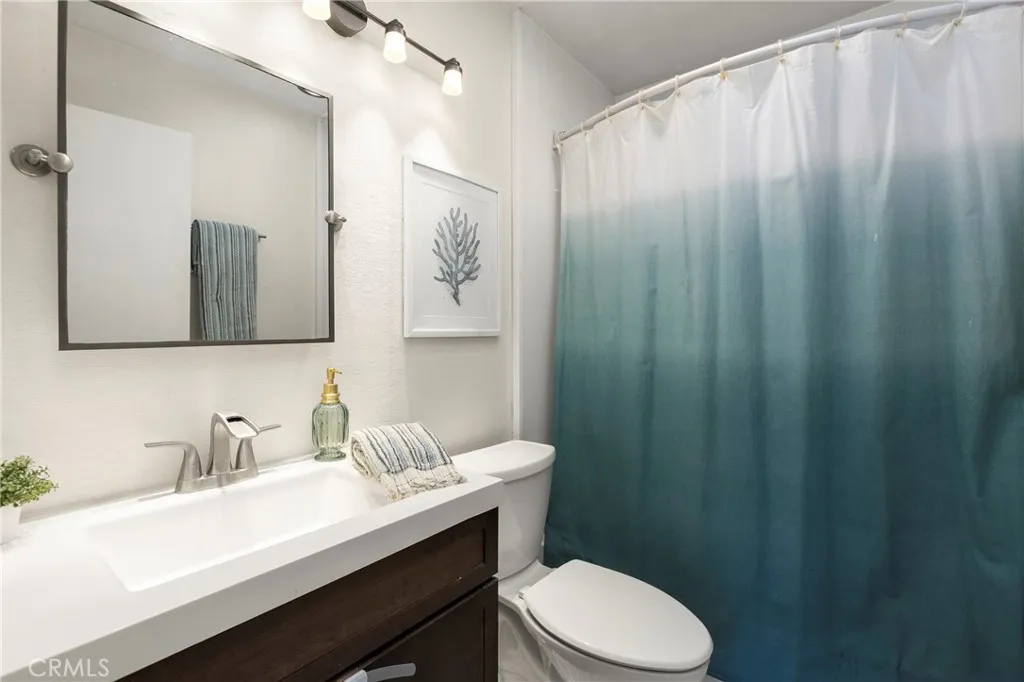 Secondary bath with tub/shwoer