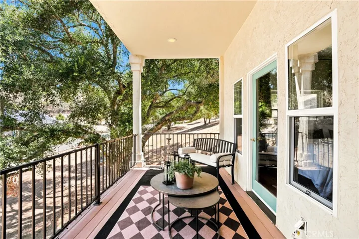 BALCONY OFF ENTRY LEVEL DINING/BED
