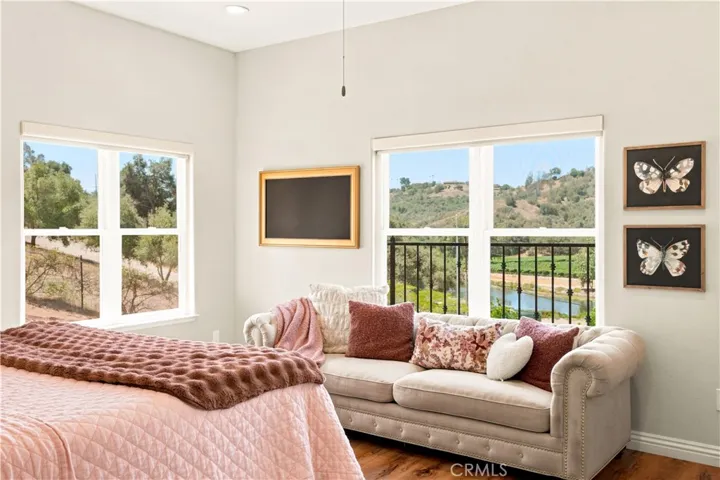 SECONDARY UPSTAIR BEDROOM