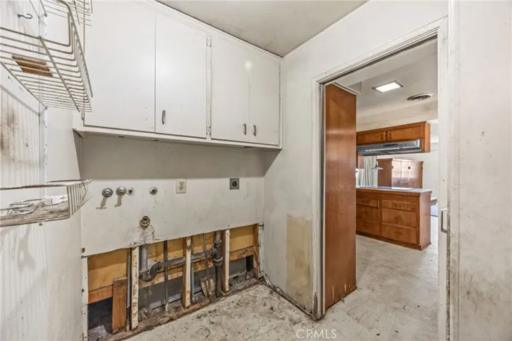 Utility room, washer and dryer hookups