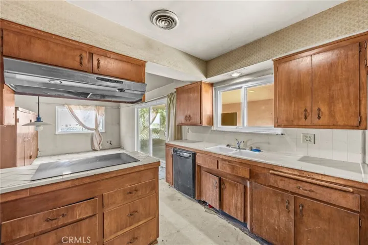 Kitchen to dining room
