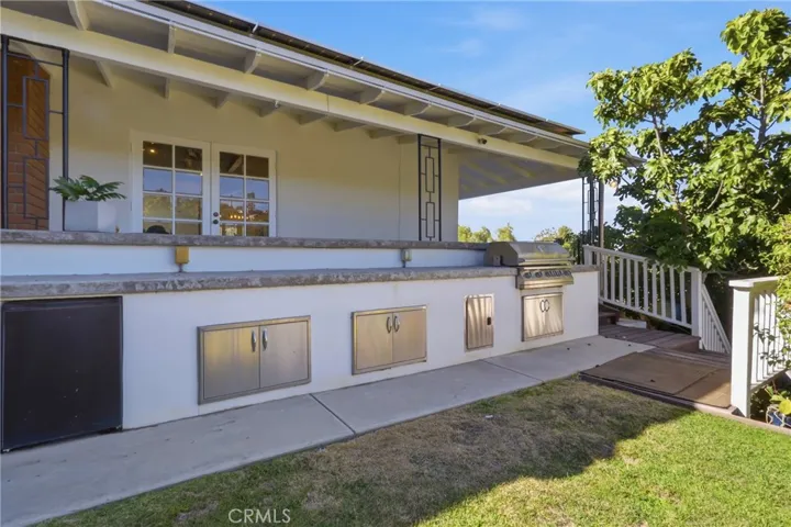 outdoor kitchen