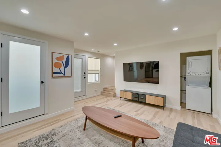 9042 Phyllis Avenue B, West Hollywood, California 90069