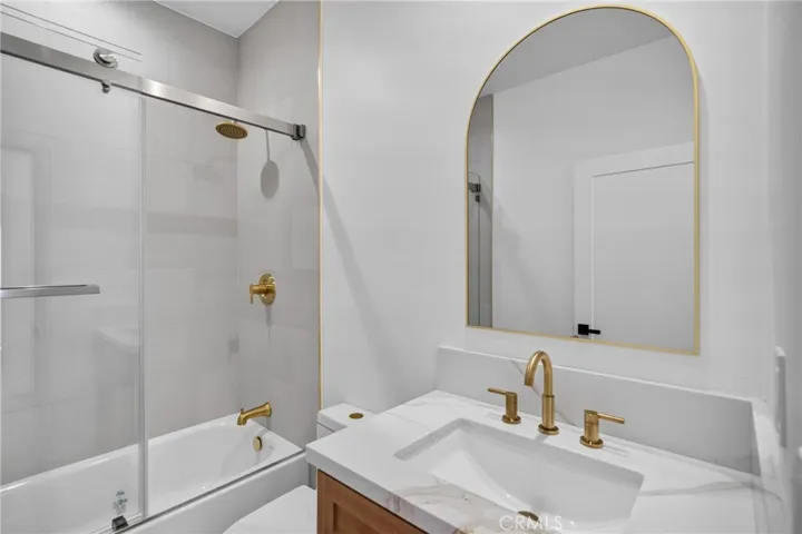 2937 10th, Los Angeles, California 90018